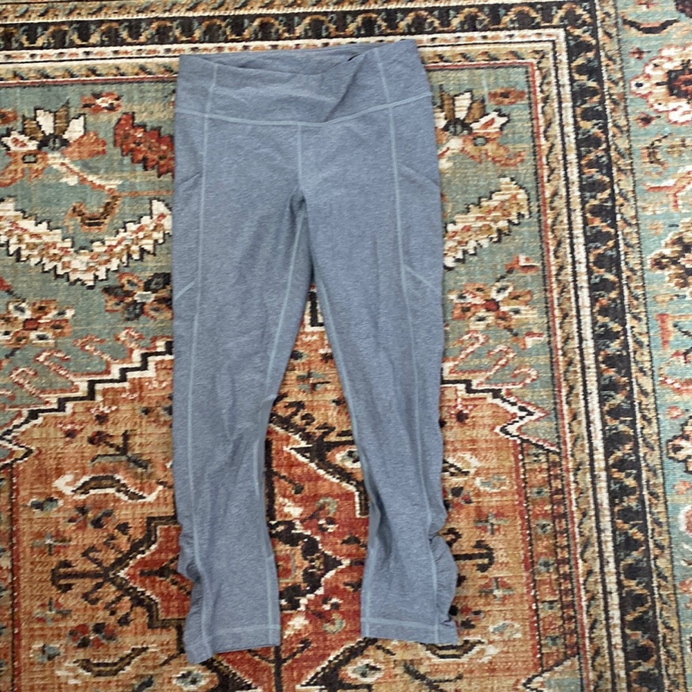 Lulu lemon crop leggings. Size 4-6. Cropped and sit Half way down the leg.